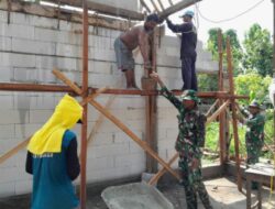 Dengan Sukarela, Babinsa Bantu Rehab Rumah Tidak Layak Huni